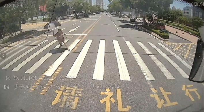 武汉街头现一道靓丽风景